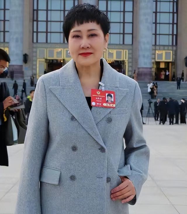 没想到，63岁张凯丽，因九三阅兵上的一个动作，再次实现口碑暴增