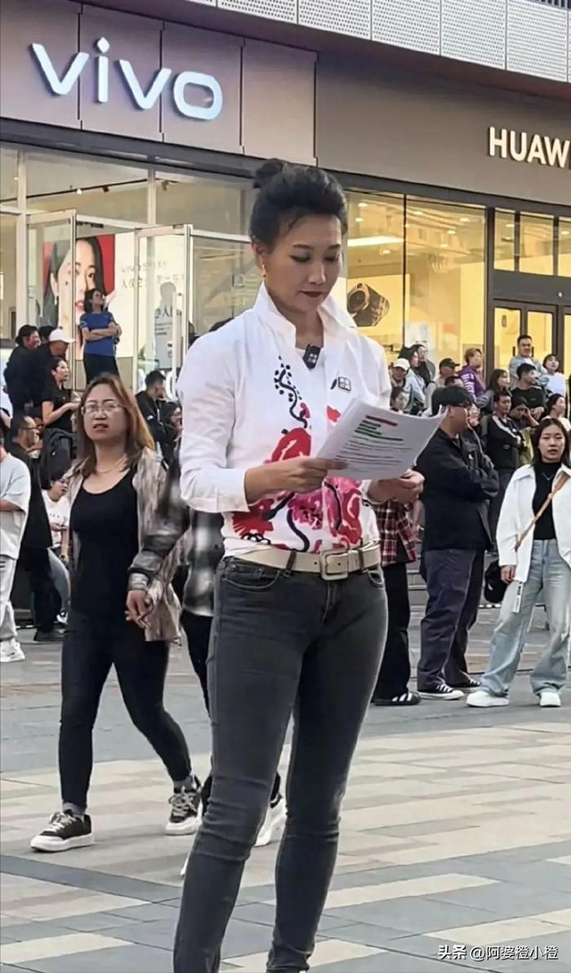 事实证明，48岁“出席阅兵解说”的李梓萌，已经走上了另一条大道