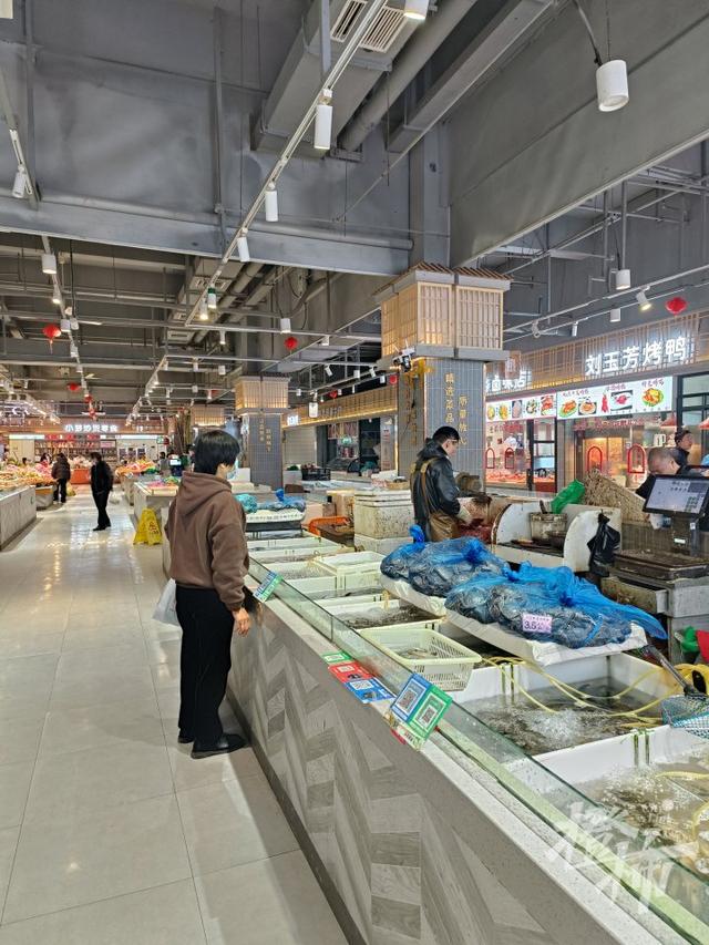 临平前村农贸市场，韩国旅游团一波一波来打卡，每次都现场买西瓜