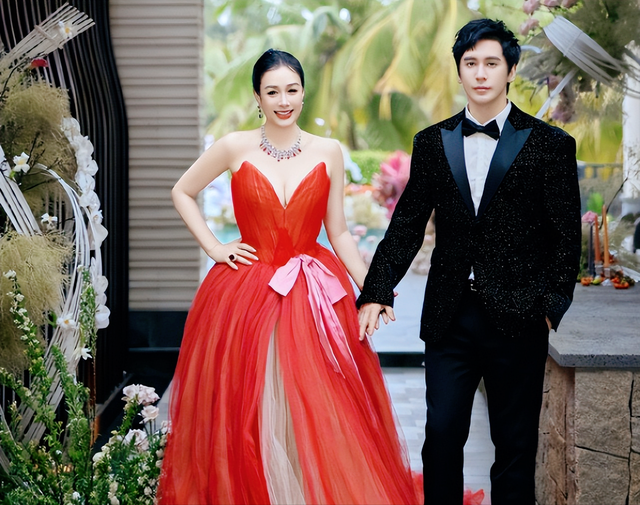 55岁钟丽缇中年发福太多！胖到180斤 胸大腚圆 满身肥肉穿吊带