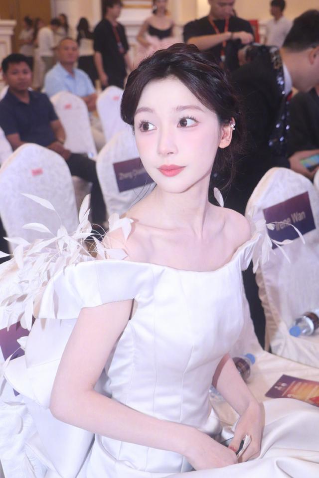 易梦玲这次的天鹅白礼裙造型美得好梦幻，落落大方 天鹅公主具象化