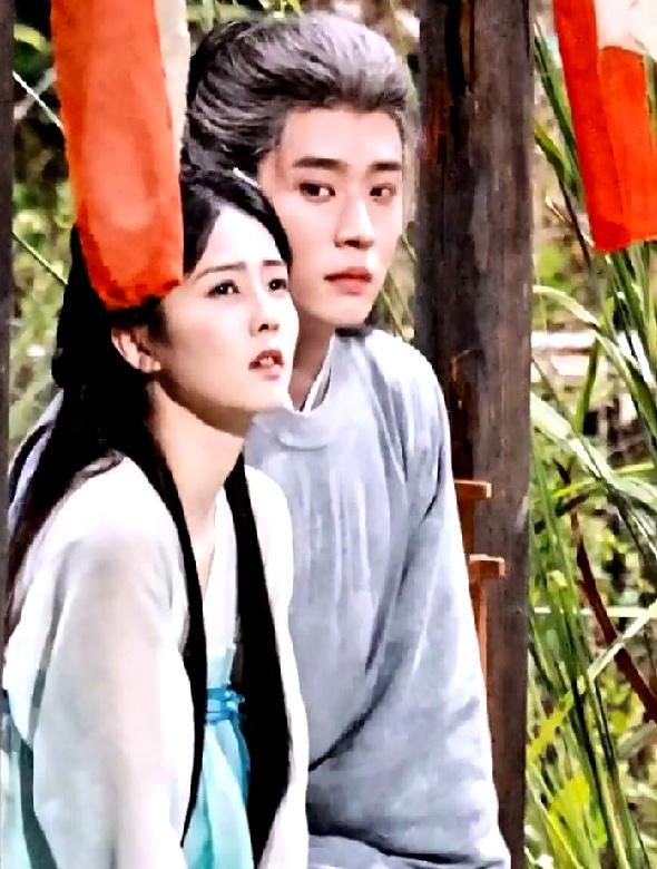 白鹿《莫离》骑马路透好飒！素衣披发太温柔，男主穿铠甲有点苏！