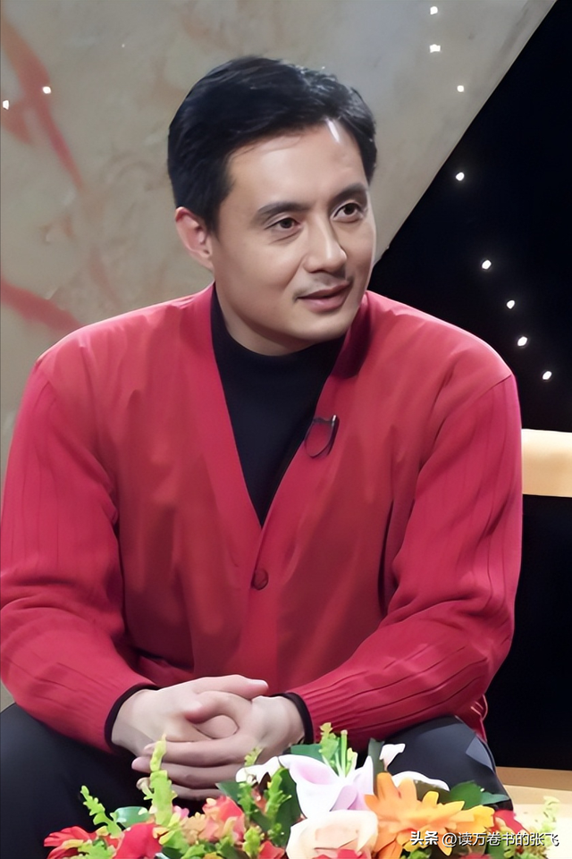 他被谢霆锋打成重伤，发妻6次流产绝情离开，如今街头卖卤肉为生