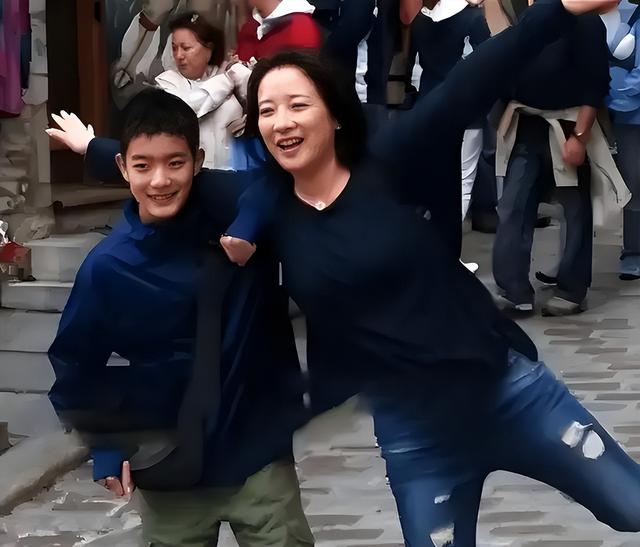 她是国家一级女演员，多次给坐轮椅丈夫戴绿帽，如今儿子也是演员
