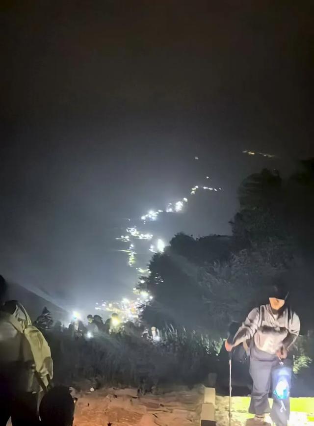 周末夜爬东灵山：于北京之巅邂逅日出云海之壮美