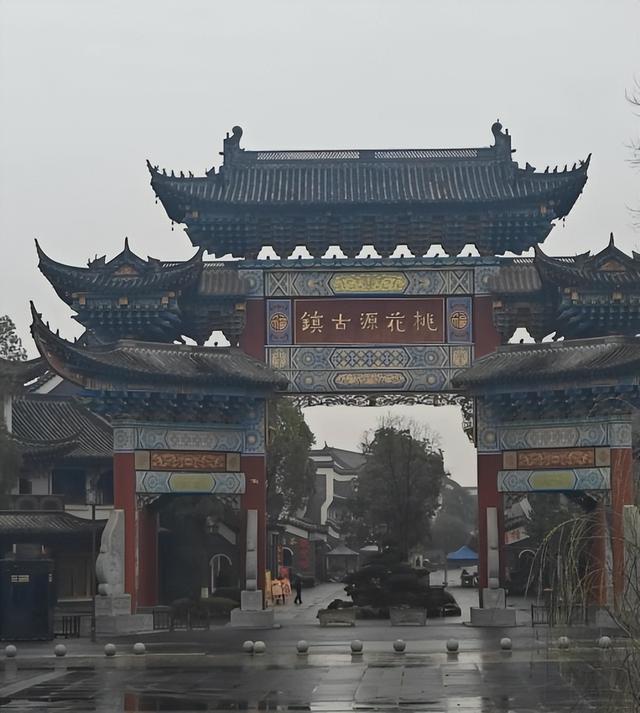 8年烧光50个亿！从人满为患到无人问津，全国古镇为啥批量倒闭？