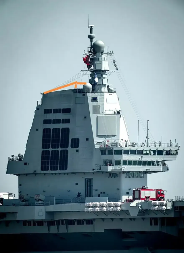 日本偷拍福建舰南下，常规航母天花板，福建舰比美国航母强在哪？