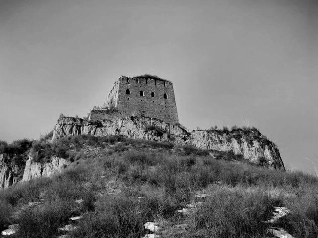 我的2025收官之旅：在府谷长城的陡坡上屁墩溜下