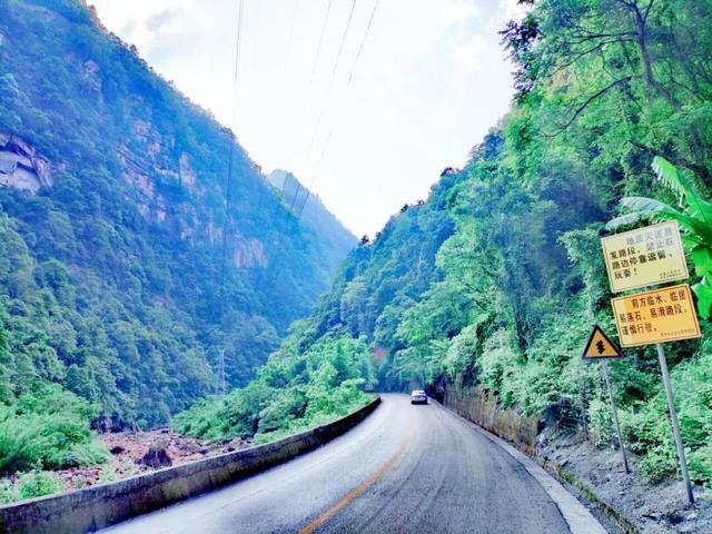 沿合（江）习（水）公路，跨越川黔边界