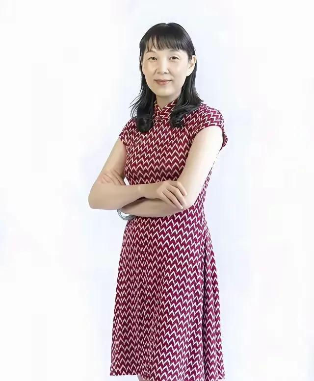 杜建英大学照片曝光，难怪能上位！两儿子名字暗藏深意，手握资本