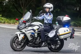 杭州“奶凶奶凶”的“兔子警官”，为什么这么多网友这么喜欢？图片