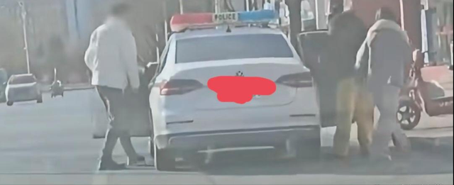 警车接送孩子？前脚辅警被开除后脚在编人员顶风作案，底线在哪？