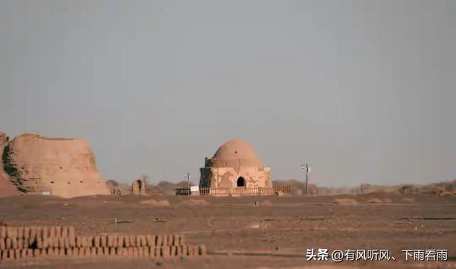 额济纳胡杨：为何枯木、遗址与烟火，反倒成了最动人的风景？