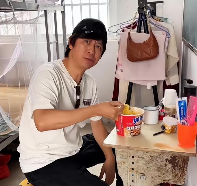 那个连登14次春晚的歌坛巨星	，如今家产被拍卖“住进	”养老院？