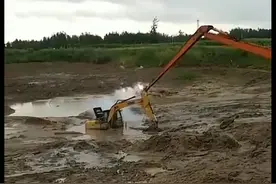 真是奇了，挖掘机陷泥坑出不来，老板居然放鞭炮，结果还出来了。图片