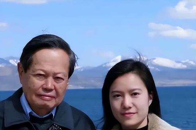 杨振宁去世后，翁帆再发文，49岁无子女的她，早已被安排好了后路