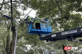 破冰前行 长沙城管守护城市点亮寒冬图片