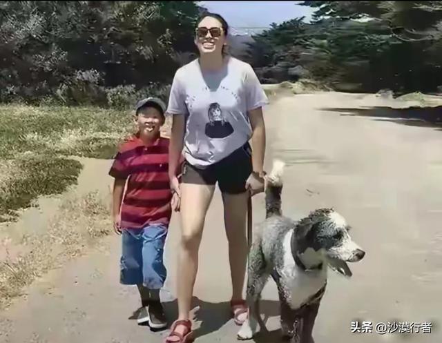 郎平女儿白浪在美国 和弟弟白帝同行 姐弟俩笑容灿烂 举止温柔又可爱