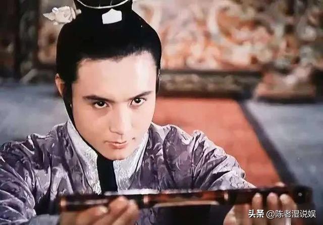 他被谢霆锋打成重伤，发妻6次流产绝情离开，如今街头卖卤肉为生