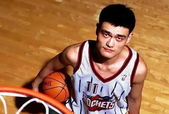 4亿换一个梦，“辞职”篮协主席的姚明，已经走上了另一条路
