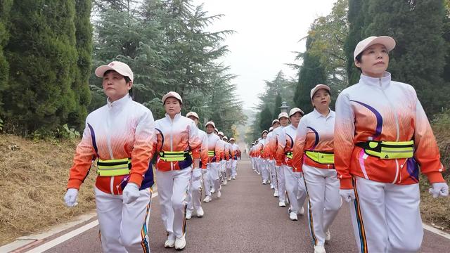 秋高气爽登高行 古都老人庆重阳——2025年河南省洛阳市庆重阳老年人登山活动侧记