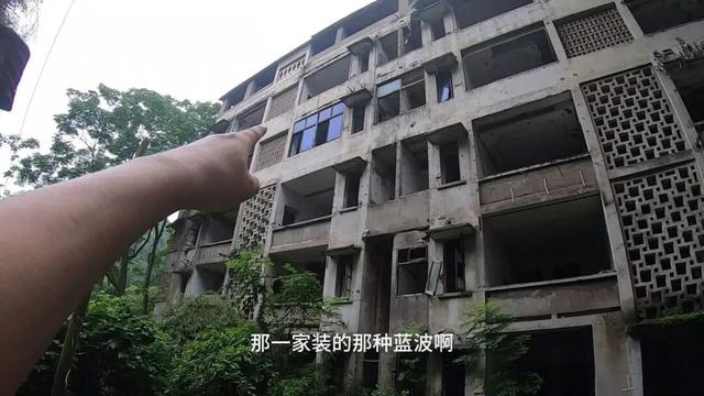 重庆南温泉发现废弃溶洞景区，内部层层石梯让人联想到盗墓笔记