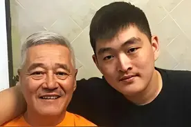 67岁赵本山最担心的不是亿万家产，而是不争气的儿子和女儿抑郁症图片