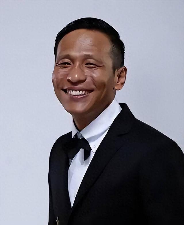 闫学晶就这样改写了自己的结局，留下的3个疑问，是时候该解开了