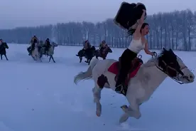 “冰城女骑手”马背上逐风追雪过大年图片