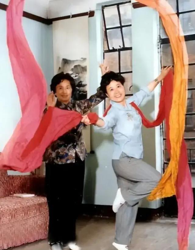 扎根美国、永不回国？带30名演员留美不归，如今年过花甲归来