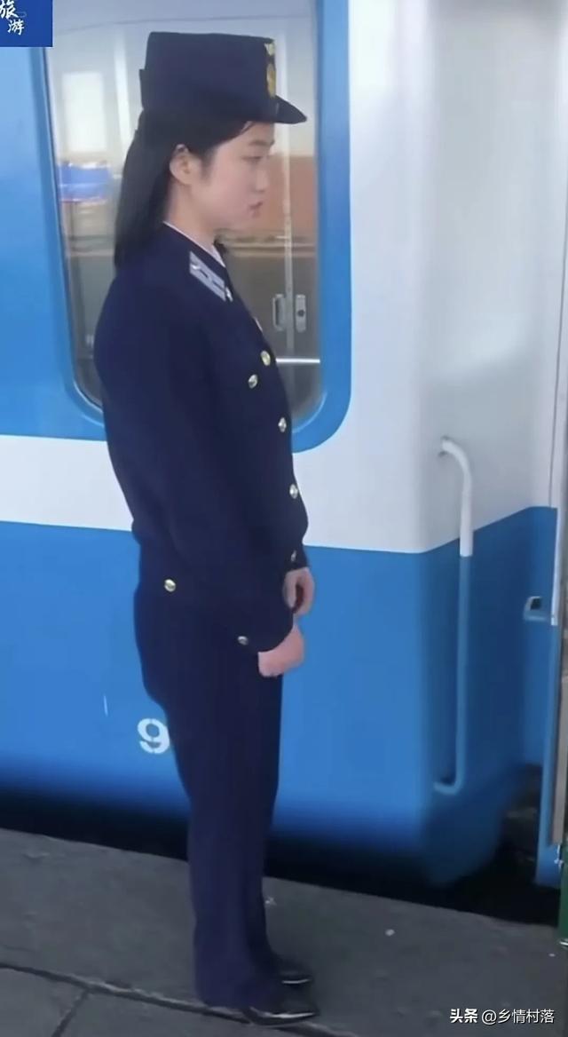 朝鲜列车员，见有人拍她，害羞了，这就是传统女孩，该有的样子