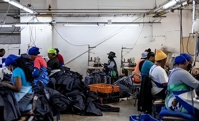 首个被关税战搞破产的国家出现了！税率高达50%，该国已进入“灾难状态”，特朗普给出的加税理由很荒唐