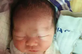 宝宝学翻身时有这一表现，妈妈应该窃喜，将来大概率很聪明图片