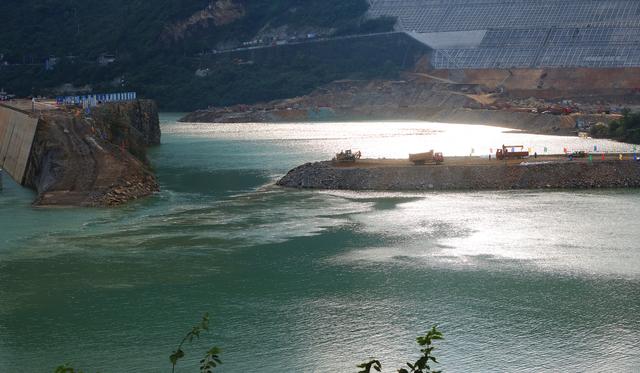 武隆：乌江白马航电枢纽二期围堰截流忙