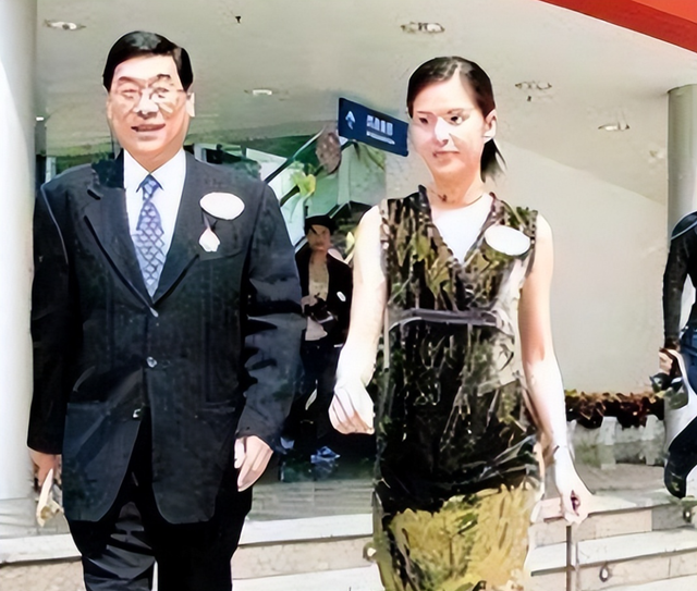 她一生不仅被老头“白睡”10年，还倒贴上亿，如今的下场令人惋惜