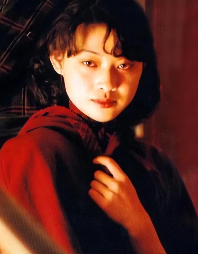 李小冉为他流产2次，梅婷养他6年，今娶小15岁娇妻，鄢颇凭什么？