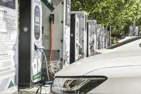 特斯拉Q1销量反超比亚迪，重夺全球电动汽车冠军！特斯拉38.6万辆环比降20%，比亚迪30万辆环比降43%图片