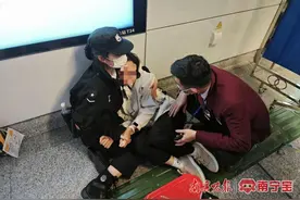 女子突发疾病，南宁地铁工作人员紧急救助图片
