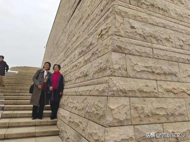 盘龙悠远银杏黄 水中学友情谊长