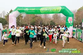 400组家庭欢乐开跑！2025武汉马拉松·家佳康亲子趣味跑成功举行图片