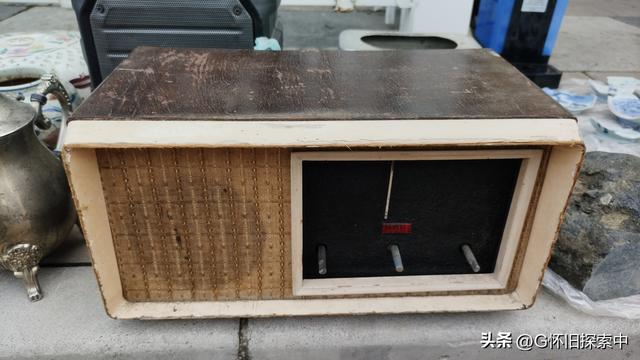 瞧瞧和看看旧货市场的地摊上的这些旧收音机