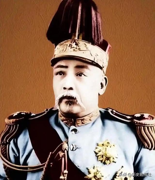 袁世凯的真实老照片：穿龙袍坐龙椅接受朝拜，姨太太确实漂亮！