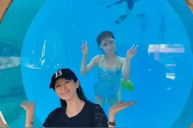 46岁章子怡大方晒娃，一家三口素颜出镜，弟弟可爱，醒醒很像妈妈图片