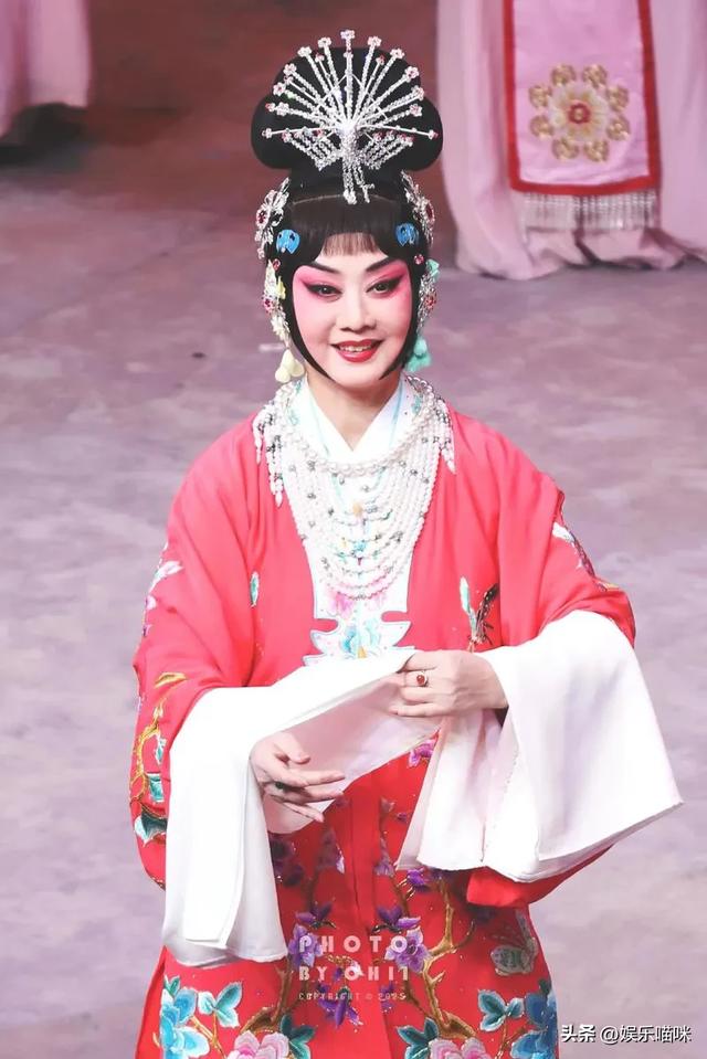 至今未婚未育，身边却有男人陪了近27年！59岁的她才是真人间清醒