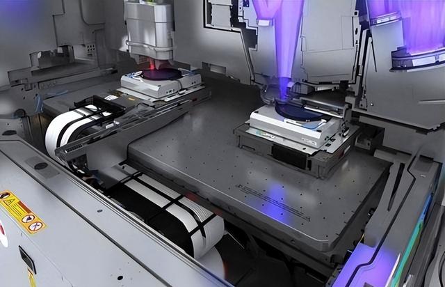 要3架747运的阿斯麦光刻机，中国要另辟蹊径，把光刻机“白菜化”