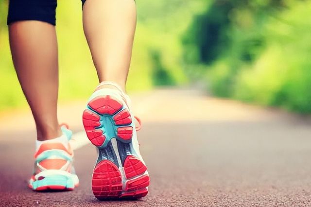 寿命是长是短，看走路就知道？走路时有4个表现，与长寿或无缘