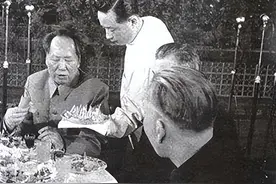 1960年除夕夜，毛主席吃了一口葱油饼，随即脸色大变图片