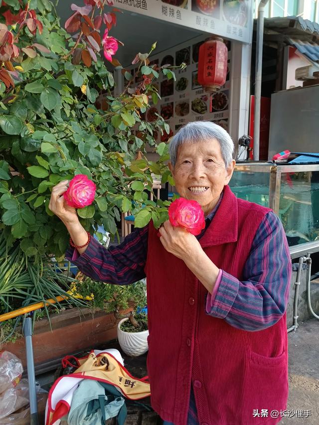 柴米油盐调味诗与远方，抚仙湖那一抹红