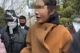 女子公园招赘婿，无彩礼无陪嫁给男方每月2000元，大爷们围观吐槽图片