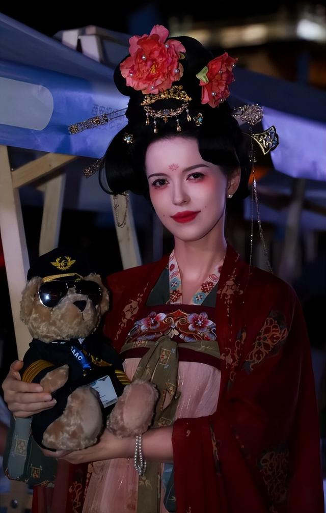 爆火！外国游客扎堆中国抢拍写真，汉服文化或成全球新潮流